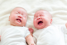 双胞胎婴儿哭  