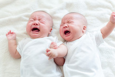 双胞胎兄弟婴儿的哭声