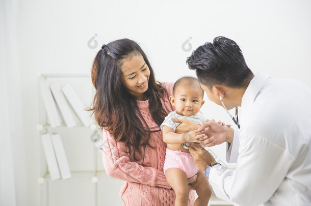 宝宝接受了医生的检查