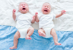 亚洲新出生的双胞胎哭