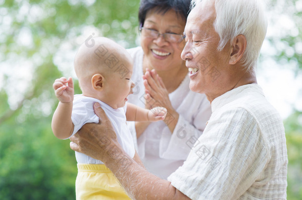 亚洲的爷爷奶奶和孙子一起玩