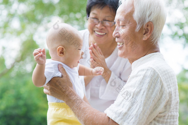 亚洲的爷爷<strong>奶奶</strong>和孙子一起玩