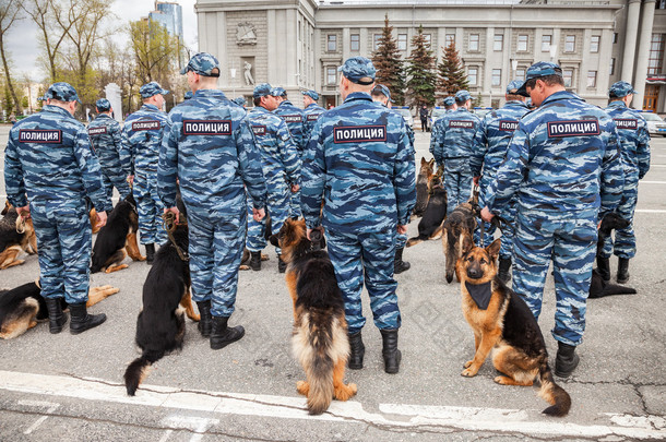 在用警犬制服俄罗斯<strong>警察</strong>部队