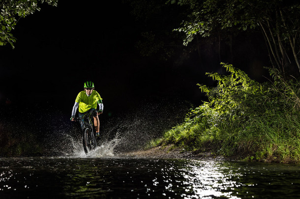 山地自行车骑在森林溪流