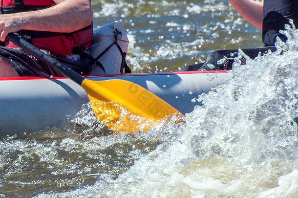 漂流, 皮划艇。用溅水的桨的特写视图。极限运动.