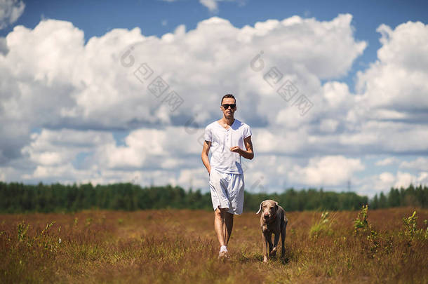 在乡下带着狗散步的人