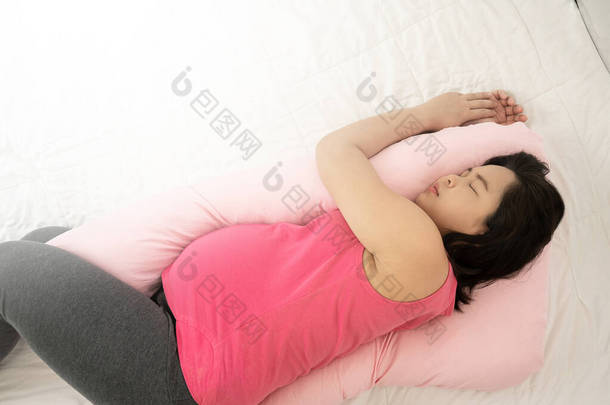 快乐的<strong>孕妇</strong>睡在卧室的床上.