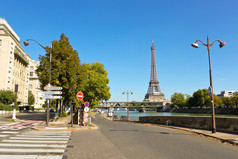 巴黎街头的铁塔风景