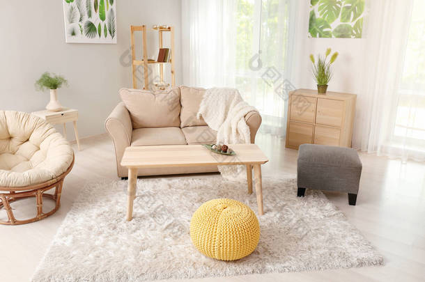 舒适的沙发, 扶手椅和桌子的客厅时尚内饰