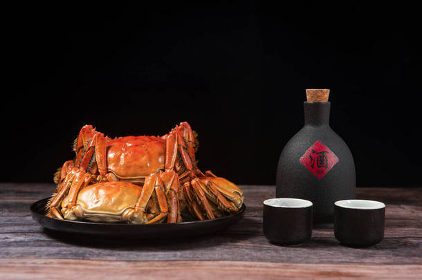 桌子上的一份<strong>螃蟹</strong>和酒