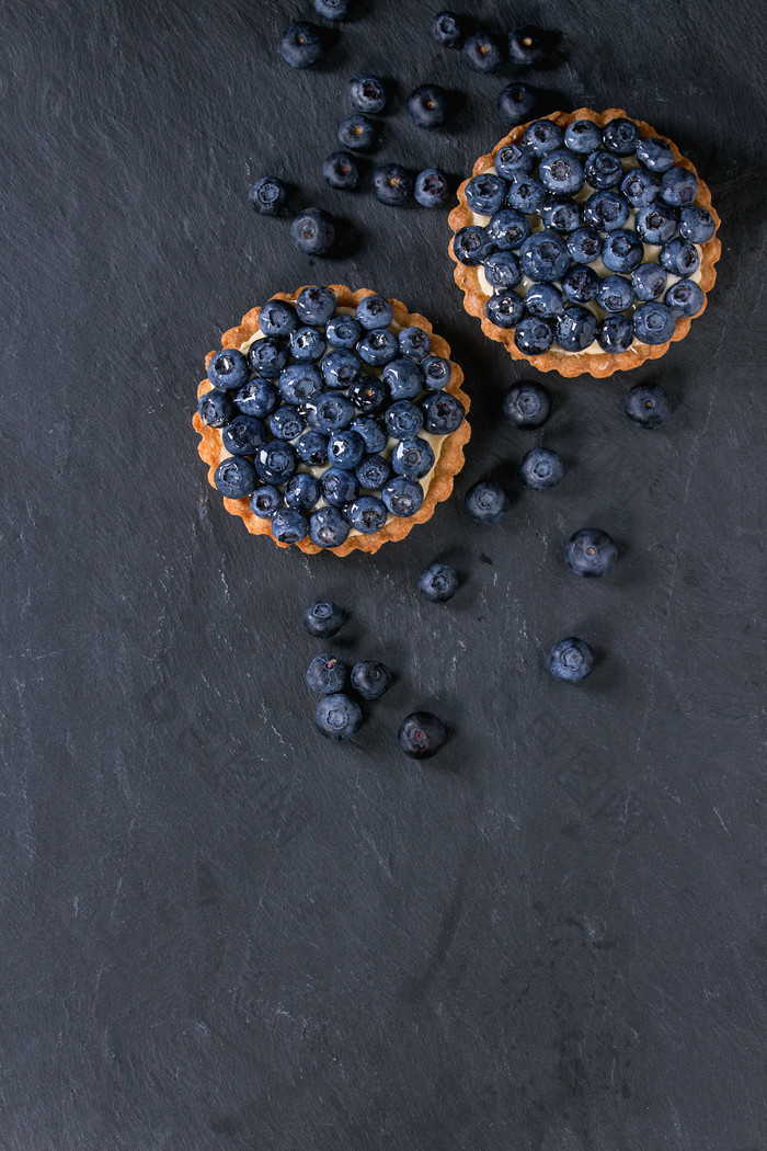 蓝莓水果馅饼的俯拍图