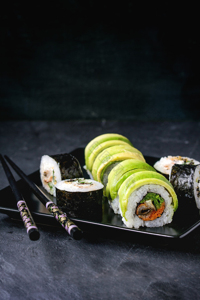 健康绿色有机的寿司卷