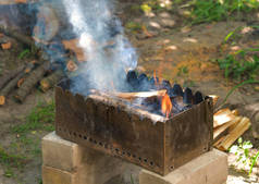 一个用开着的火的空的火烤架，准备好把产品放好。夏季烧烤、烧烤、烧烤及派对概念.