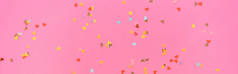 在粉色背景上散落的情人节圆饼的顶部视图，全景镜头