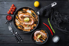 黑色木板上的海鲜饭，顶部视图，食物照片.