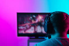 专业游戏玩家在个人计算机上玩网络游戏的背景图.
