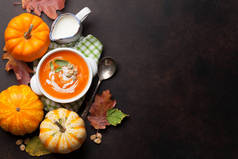 秋季素食南瓜奶油汤。带复制空间的顶视图