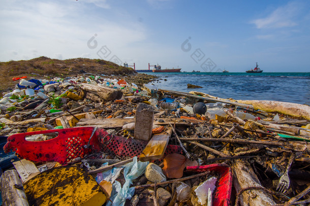 结肠，巴拿马-2015 年 4 月 15 日: 浪费和污染的海岸在巴拿马的科隆城的海滩上洗