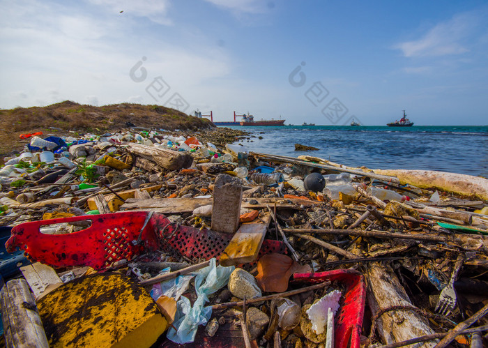 结肠，巴拿马-2015 年 4 月 15 日: 浪费和污染的海岸在巴拿马的科隆城的海滩上洗