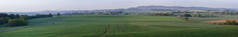 Panoramtic 观草甸与遥远的山和街道, 看法对城市 Velesin