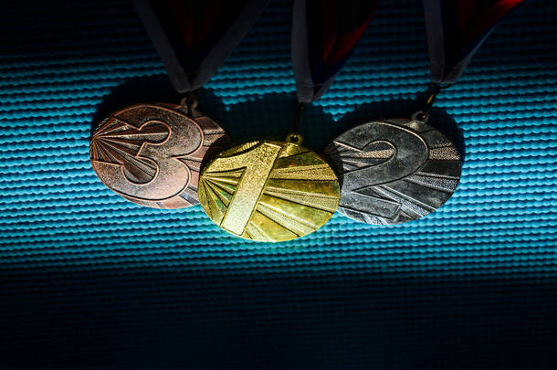 运动背景,金银铜勋章在暗影中. 东京2020年夏季奥运会原始墙纸