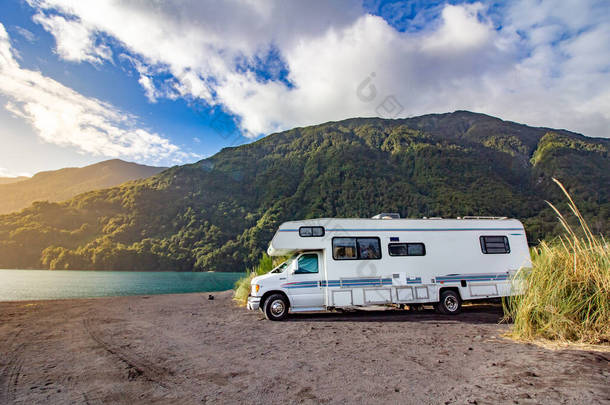 位于智利阿根廷安第斯山脉的房车。安第斯汽车房车的家庭旅行度假