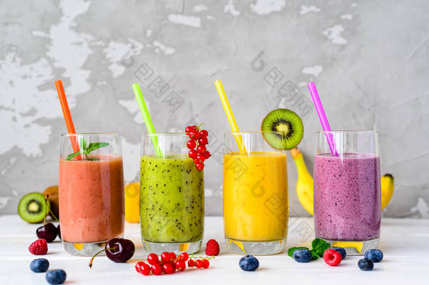 浆果和水果奶昔, 健康多汁的维生素饮料饮食或素食概念, 新鲜维生素, 自制清爽水果饮料