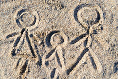 幸福的家庭，在夏天在沙滩上绘图