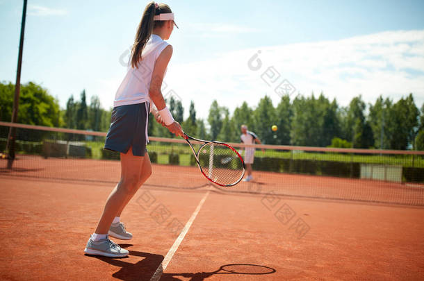 女运动员打网球 