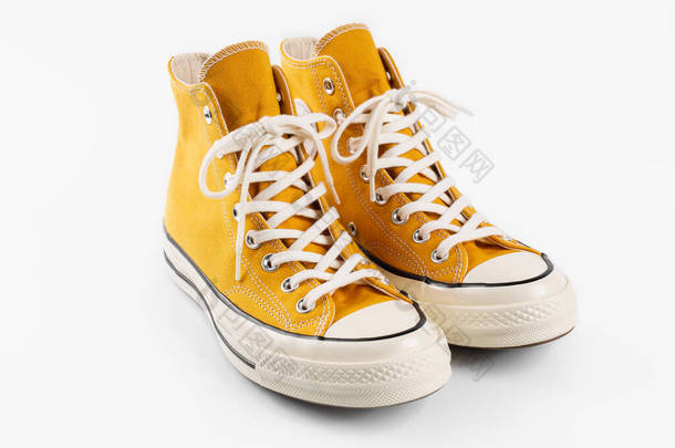 黄色<strong>运动</strong>鞋的<strong>彩色背景</strong>与复制空间。青年鞋.