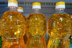 向日葵油为沙拉在塑料瓶，特写。植物油的益处与危害.
