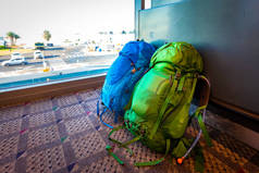 两个没有人的背包，一对旅行的情侣爱情旅游相聚的概念.