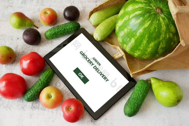 棉包和平板电脑中的有机蔬菜和水果、在线市场、家庭绿色食品递送概念、特写镜头