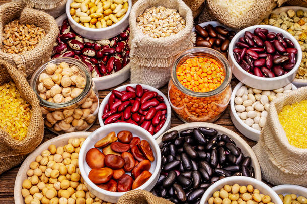 对不同类型的豆类和谷类谷物进行分类。一组健康生活所不可缺少的蛋白质来源。旧木桌