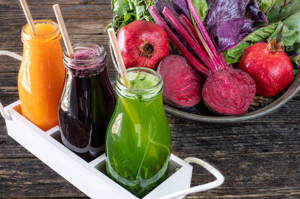 用新鲜蔬菜汁和健康的果汁排毒。抗氧化食品.