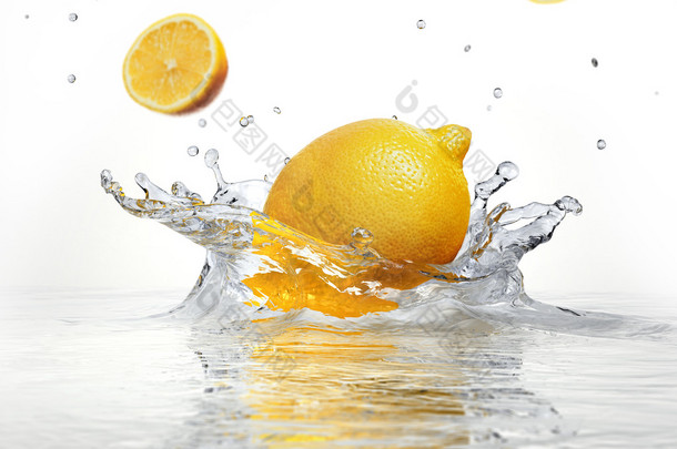 柠檬溅入清澈的水