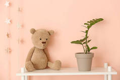 在儿童房的桌子上摆放着舒适的家庭植物玩具