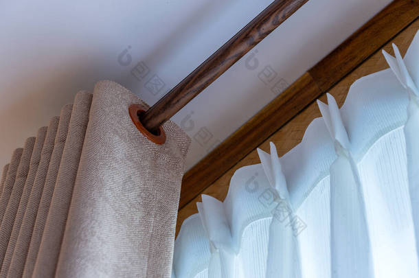 窗帘米色的窗帘和窗帘杆上的白色<strong>郁金香</strong>，关上