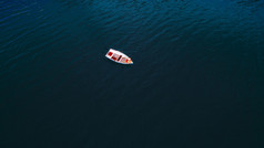 浮在水面上的船