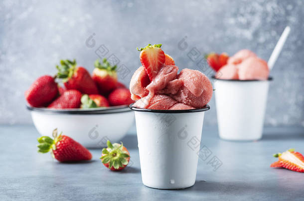 夏天草莓冰淇淋和新鲜草莓，有选择的焦点图像