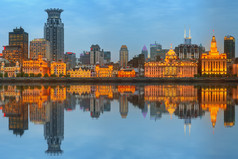 外滩的天际线，壮观的历史建筑和日落时的黄浦江，中国上海