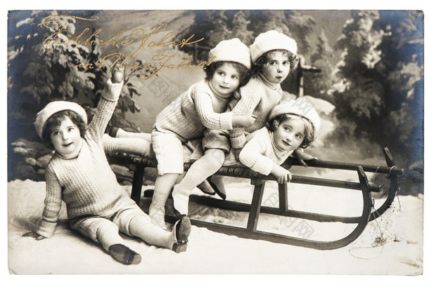 雪橇的孩子的老照片。老式圣诞节明信片