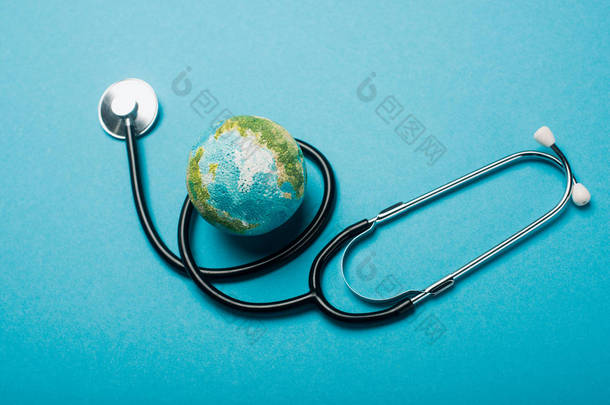 蓝色背景的地球仪和听诊器，世界<strong>卫生日</strong>概念