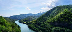 美丽的全景: 在绿色的山谷中可以看到蓝色的河流。旅游、旅游、流浪欲望的概念。文本空间