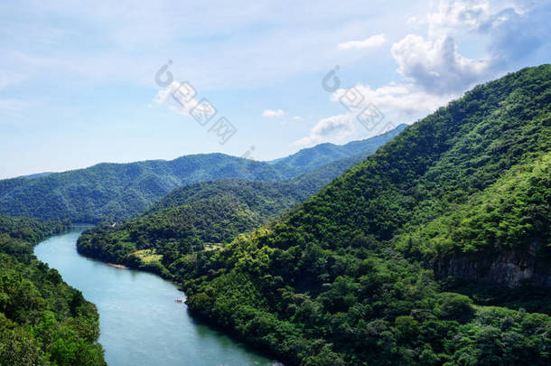 美丽的全景: 在绿色的山谷中可以看到蓝色的河流。旅游、旅游、流浪欲望的概念。文本空间