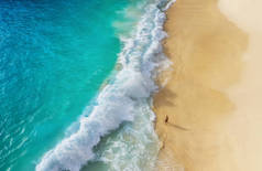 海滩作为从顶视图的背景。波浪和蔚蓝的水作为背景。从空中到夏天的海景。巴厘岛，印度尼西亚。旅行 - 图像