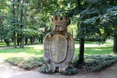 波兰华沙拉齐恩基·克罗列夫斯基公园的带有Stanisaw August纹章的卡图切