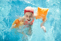 穿着泳衣和特殊阻力枕头的有趣女孩享受悠闲的游泳