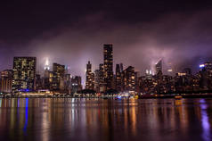 曼哈顿的夜空倒影。美国纽约市的摩天大楼。