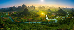 桂林全景景观，中国。漓江与喀斯特山